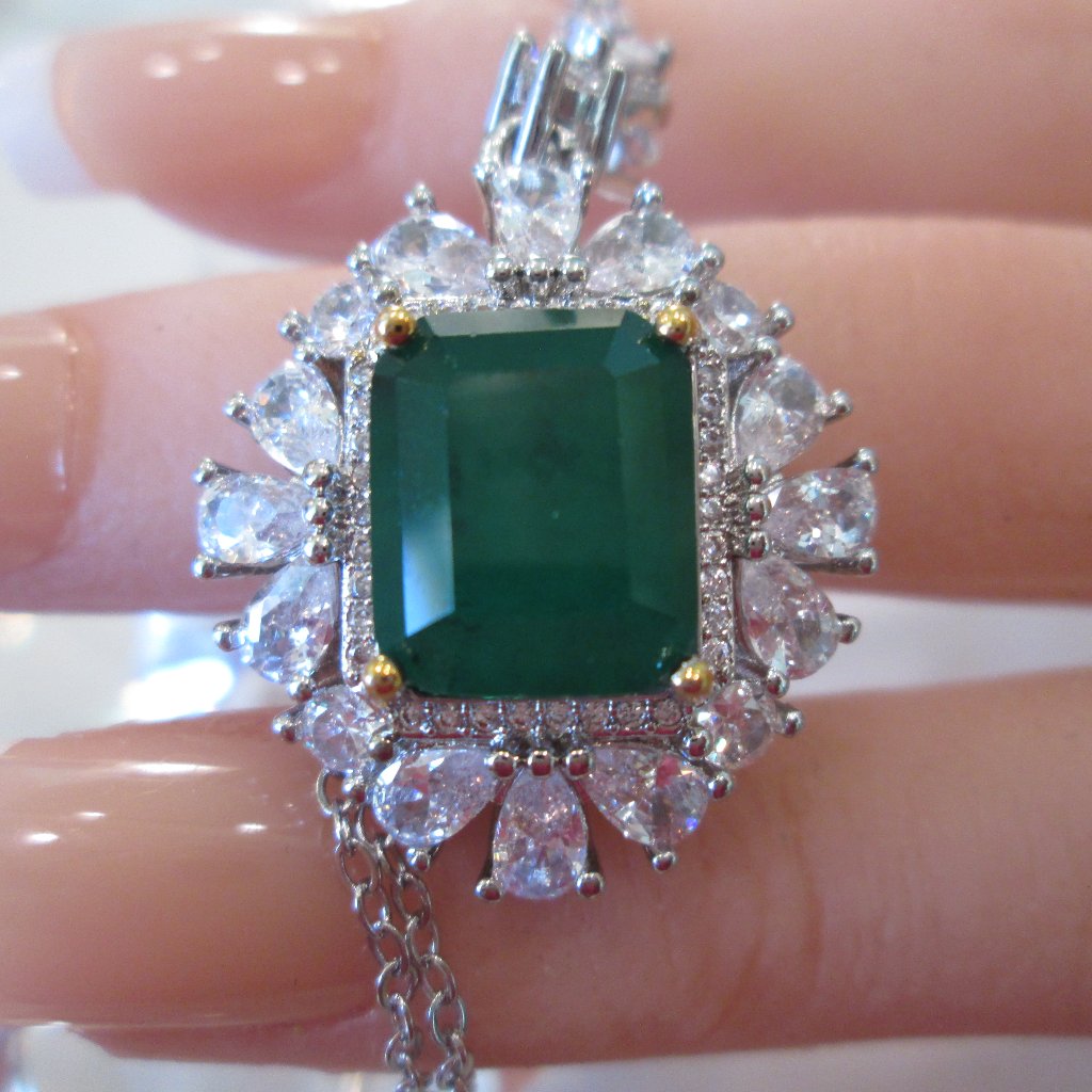 Emerald Gemstone Ladies Glamor 18k Gold Fill Necklace With Grate Fire